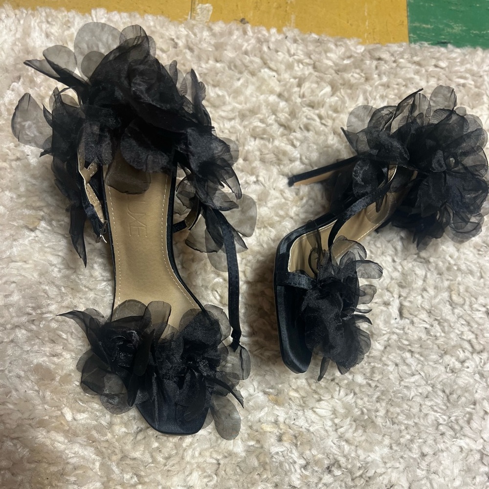 BLACK RUFFLES HEELS